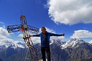 48 La croce del Sasna sullo sfondo dei Diavoli e dei Giganti Orobici